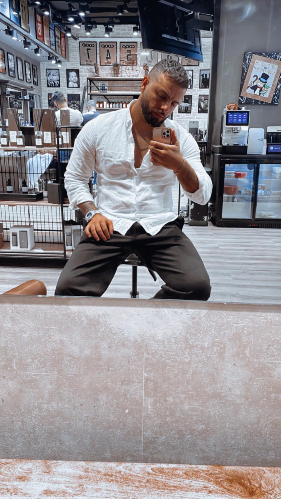 Professionell barberare klipper hår med precision